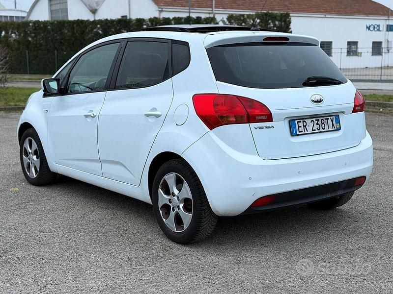 Usata Kia Venga 90 CV (66 kW) 2013 Bianco Utilitaria