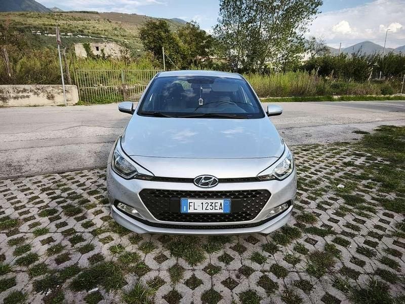 Grigio Usata 2017 Hyundai i20 Blackline Due volumi | 6000 € (Buon prezzo) - Immagine 1/4
