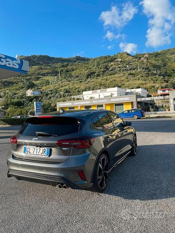 Usata Ford Focus 125 CV (91 kW) 2022 Grigio Berlina