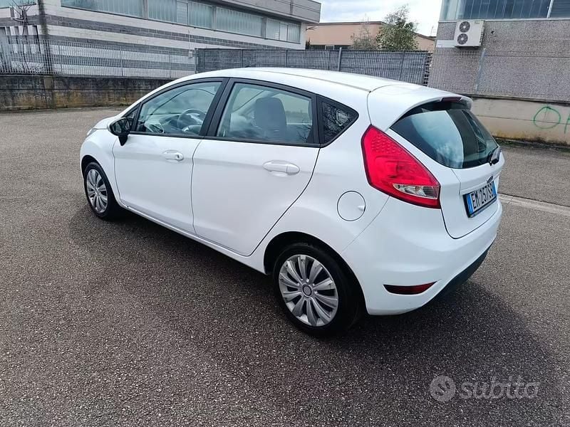 Usata Ford Fiesta 60 CV (44 kW) 2012 Bianco Utilitaria