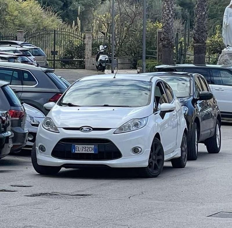 Usata 2011 Ford Fiesta Individual Tre volumi | 3500 € (Buon prezzo) - Immagine 1/4