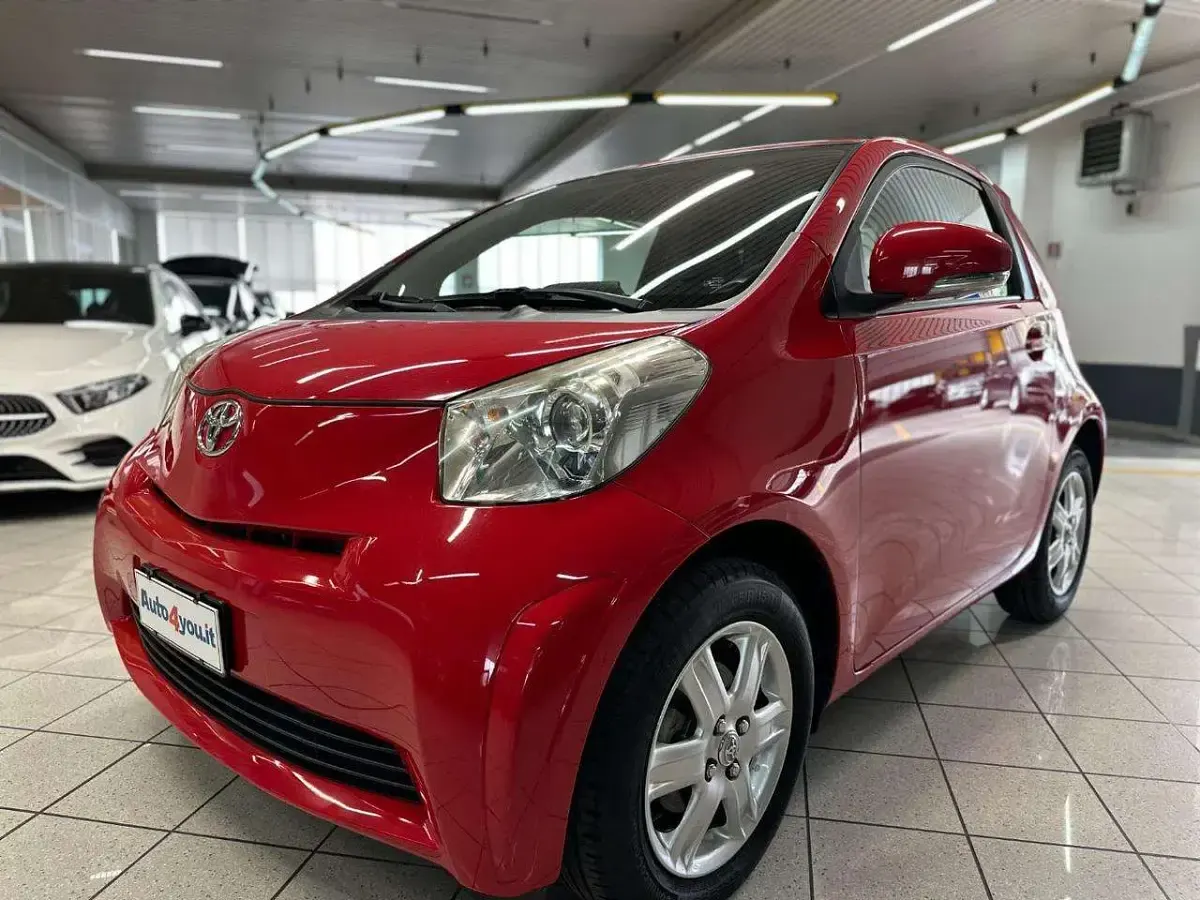 Usata Toyota iQ 68 CV (50 kW) 2009 Rosso Utilitaria
