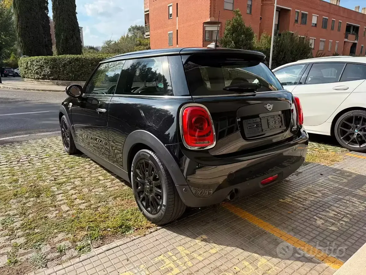Begagnad Mini ONE 102 HK (75 kW) 2019 Svart Halvkombi