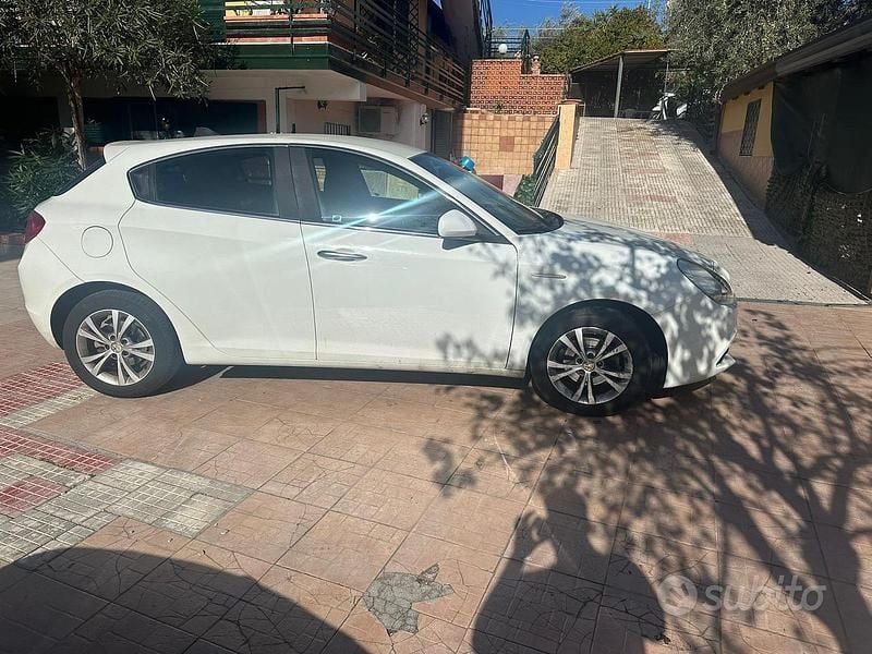 Bianco Usata 2013 Alfa Romeo Giulietta Tre volumi | 4300 € (Super prezzo) - Immagine 1/4