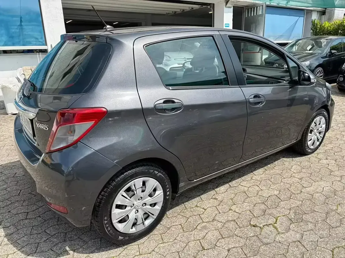 Usata Toyota Yaris Lounge 69 CV (50 kW) 2012 Grigio Utilitaria