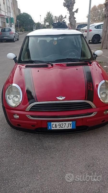 Begagnad Mini ONE 90 HK (66 kW) 2002 Röd Halvkombi