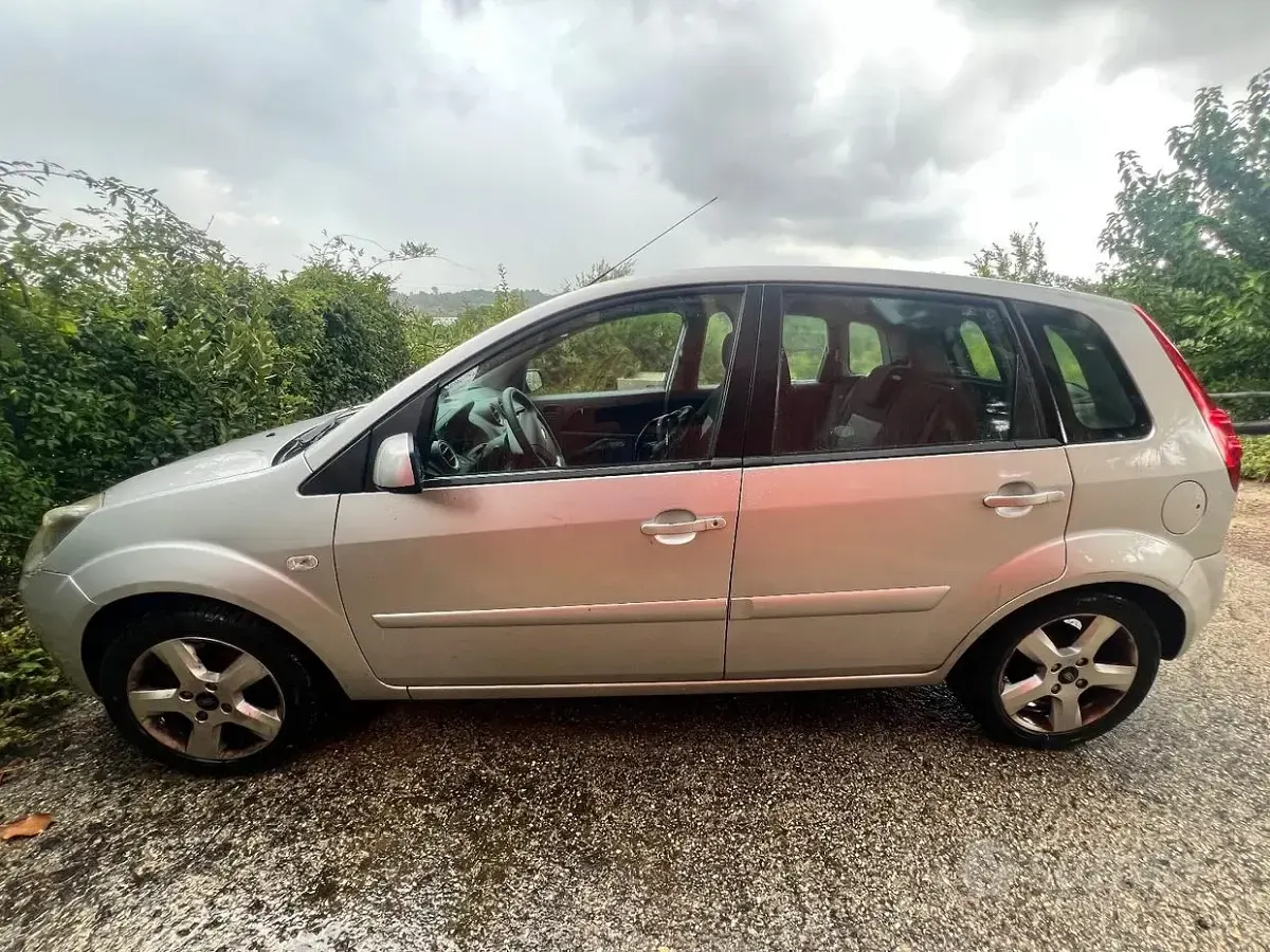Usata Ford Fiesta 75 CV (55 kW) 2007 Grigio Utilitaria