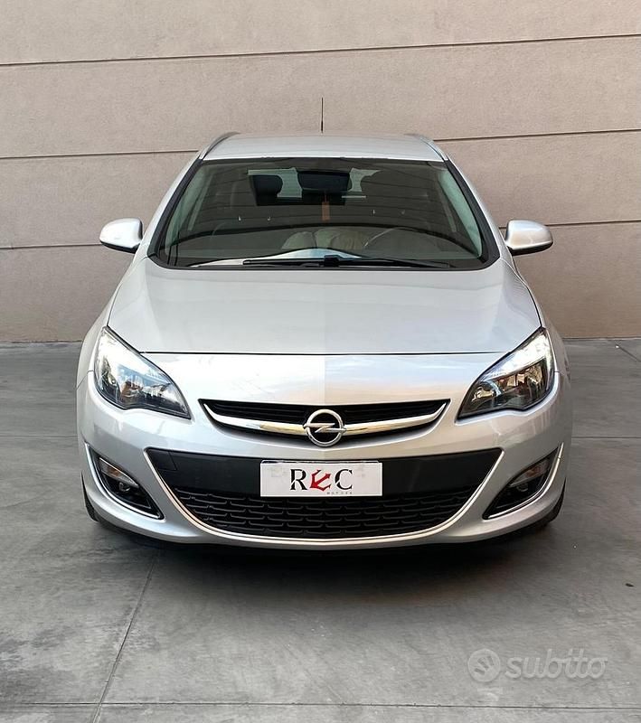Usata Opel Astra 140 CV (102 kW) 2015 Grigio Station wagon