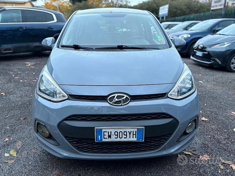 Grigio Usata 2014 Hyundai i10 Style Due volumi | 5900 € (Buon prezzo) - Immagine 1/4
