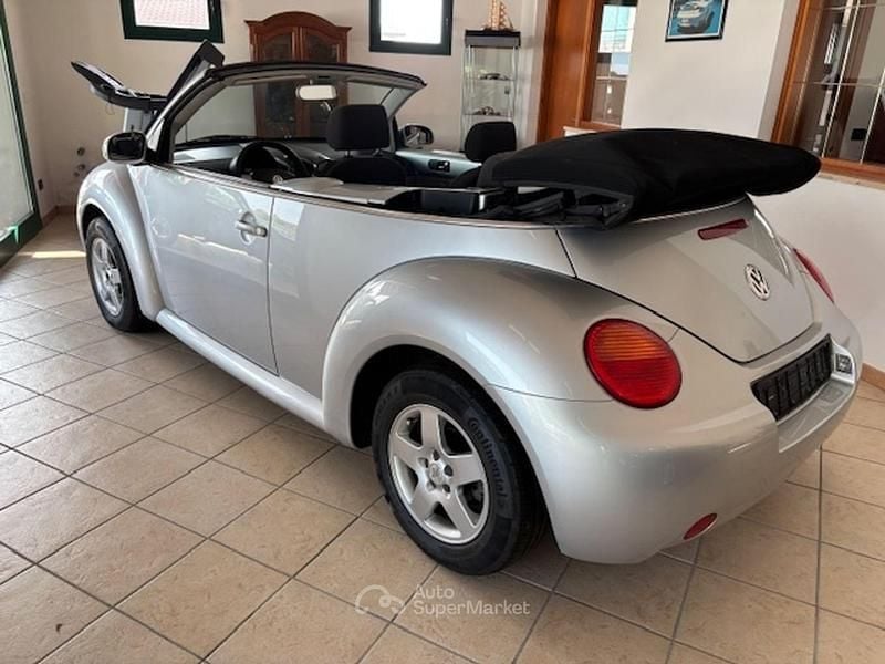 Usata VW New Beetle Cabriolet 76 CV (55 kW) 2005 Argento Cabrio