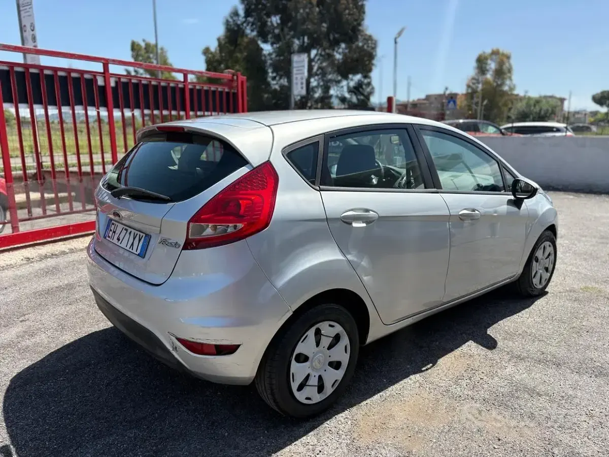 Gebraucht Ford Fiesta 68 PS (50 kW) 2011 Grau Limousine