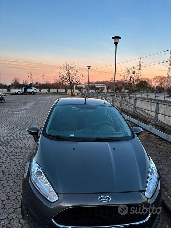 Usata Ford Fiesta 80 CV (58 kW) 2016 Grigio Utilitaria