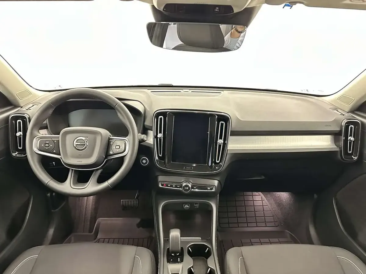 Usata Volvo XC40 Momentum 129 CV (94 kW) 2022 Argento SUV