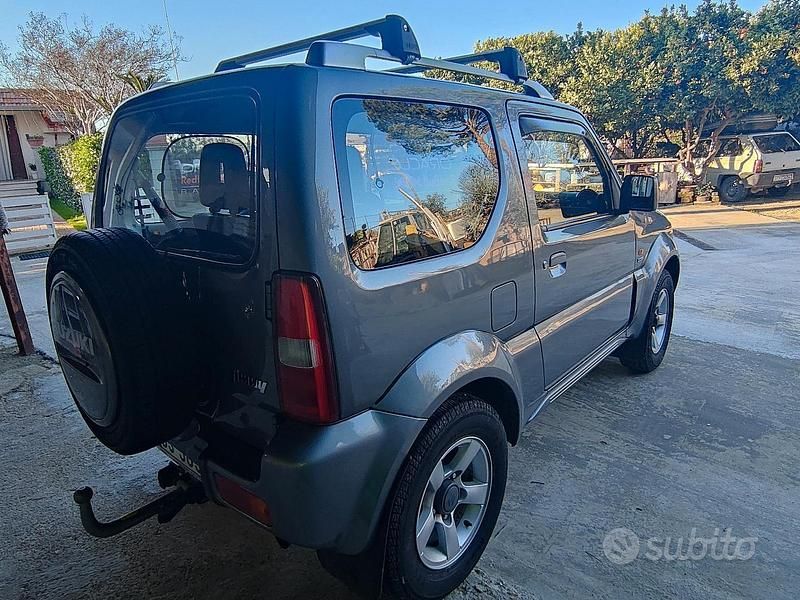 Usata Suzuki Jimny 65 CV (47 kW) 2010 Grigio SUV