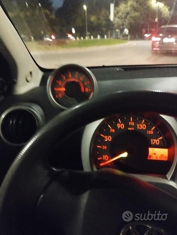 Usata Toyota Aygo 67 CV (49 kW) 2007 Grigio Utilitaria