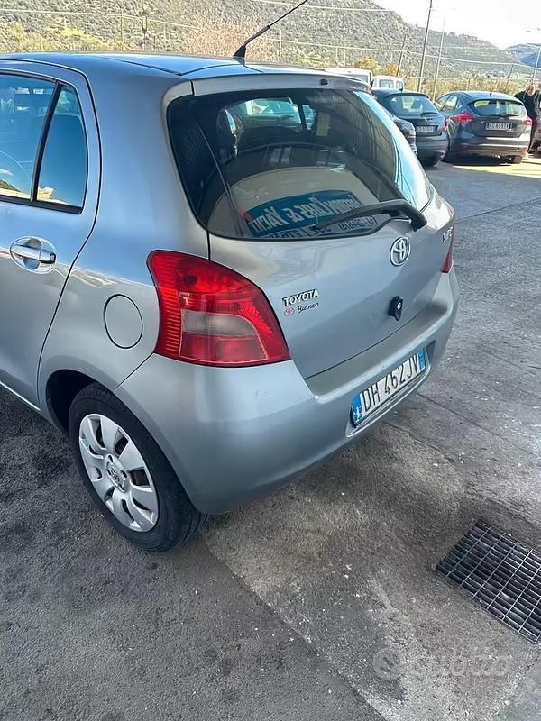 Usata Toyota Yaris 84 CV (61 kW) 2007 Grigio Utilitaria
