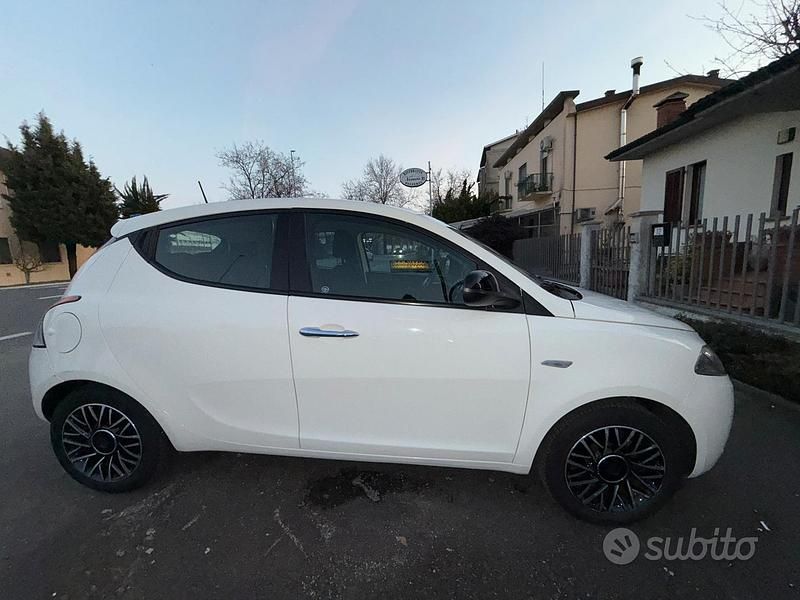 Usata Lancia Ypsilon 69 CV (50 kW) 2022 Bianco Utilitaria