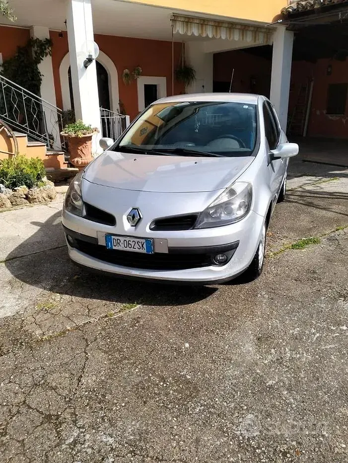 Usado Renault Clio II 85 CV (62 kW) 2008 Gris Berlina
