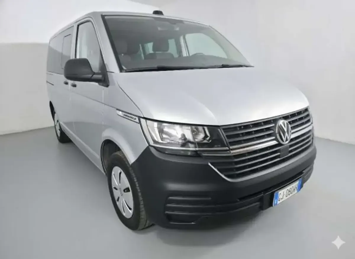 Usata VW Caravelle Trendline 110 CV (80 kW) 2022 Argento Furgone