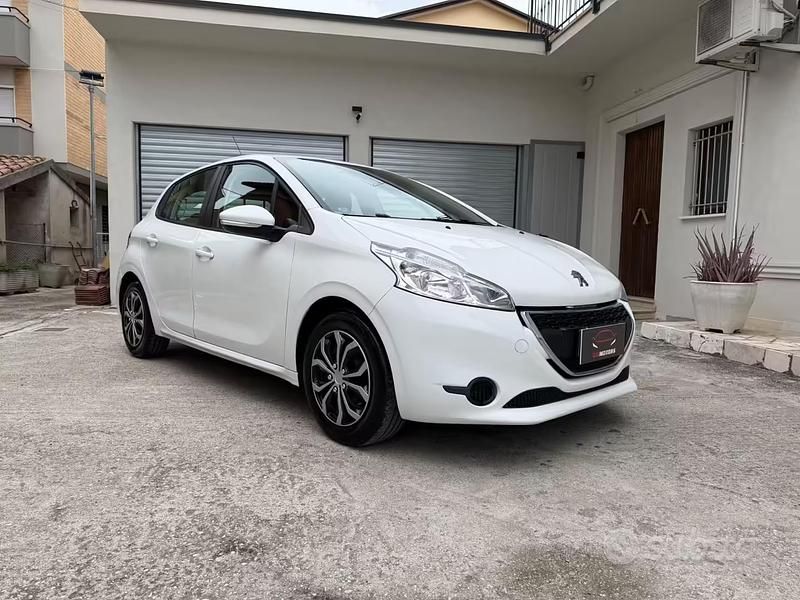 Usata Peugeot 208 68 CV (50 kW) 2013 Bianco Utilitaria