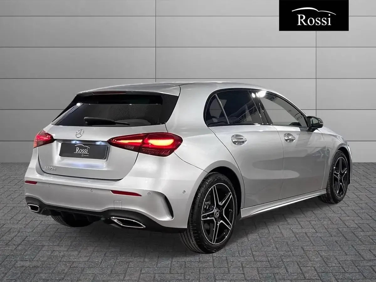 Nuova Mercedes A180 116 CV (85 kW) 2025 Grigio montagna Berlina