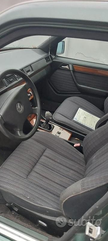 Usata Mercedes E200 122 CV (89 kW) 1992 Verde Berlina