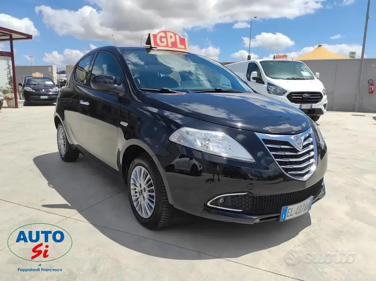Usata Lancia Ypsilon 69 CV (50 kW) 2012 Nero Utilitaria