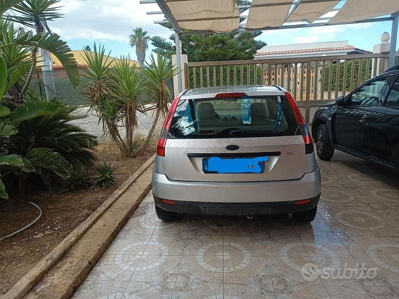 Usata Ford Fiesta 68 CV (50 kW) 2003 Grigio Utilitaria