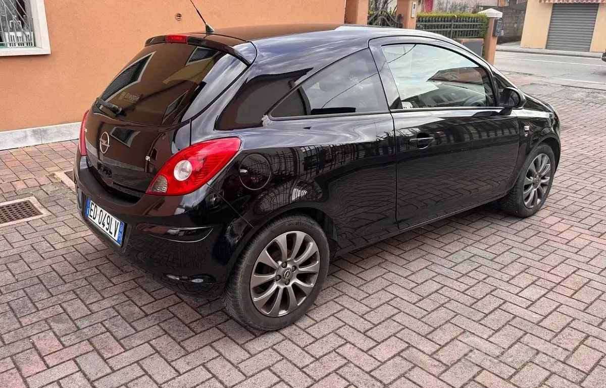 Usata Opel Corsa 80 CV (58 kW) 2010 Nero Utilitaria