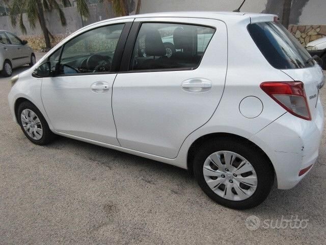 Usata Toyota Yaris Lounge 69 CV (50 kW) 2013 Bianco Berlina
