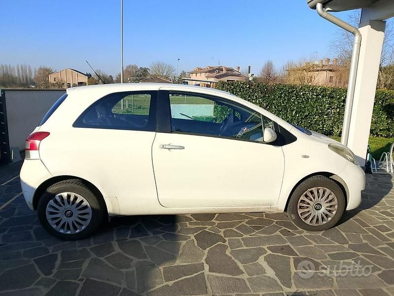 Usata Toyota Yaris 65 CV (47 kW) 2010 Bianco Berlina