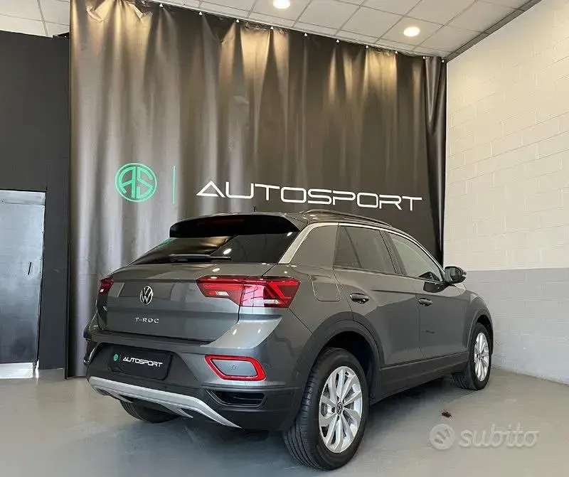 Usata VW T-Roc Life 110 CV (80 kW) 2023 Grigio SUV
