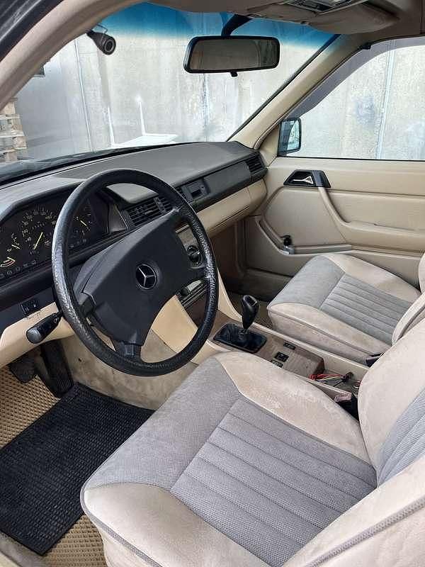 Usata Mercedes 200 109 CV (80 kW) 1989 Argento Berlina