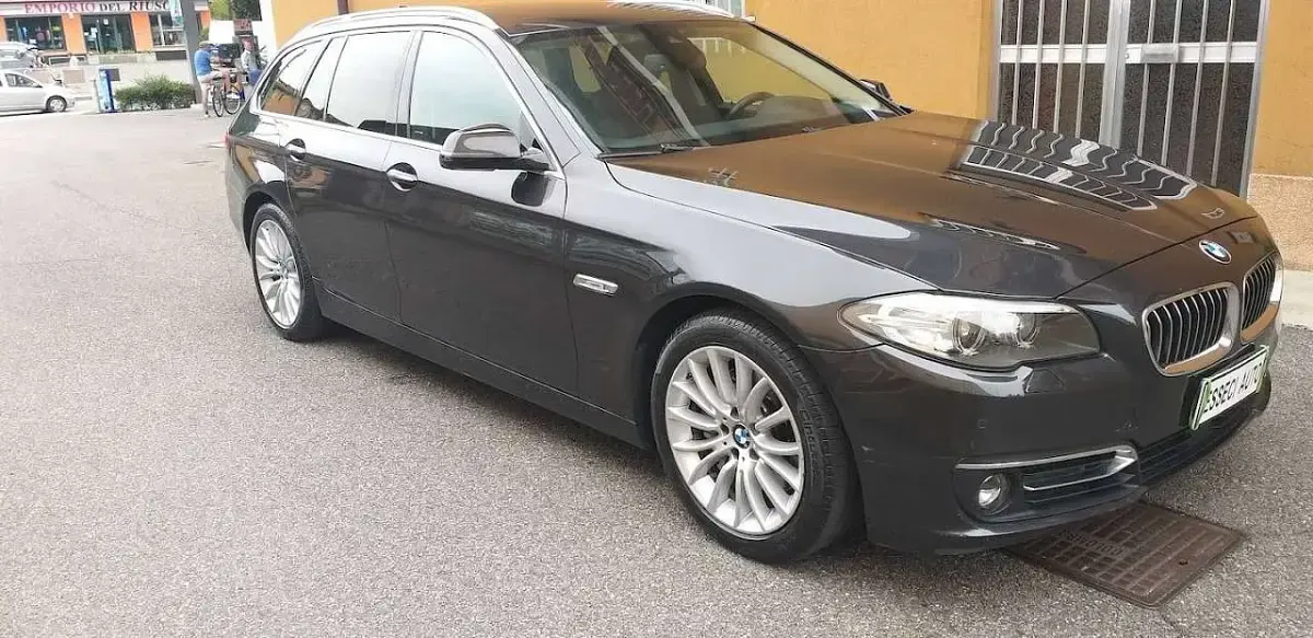 Usata BMW 530 Luxury Line 249 CV (183 kW) 2017 Nero brown metallic Station wagon