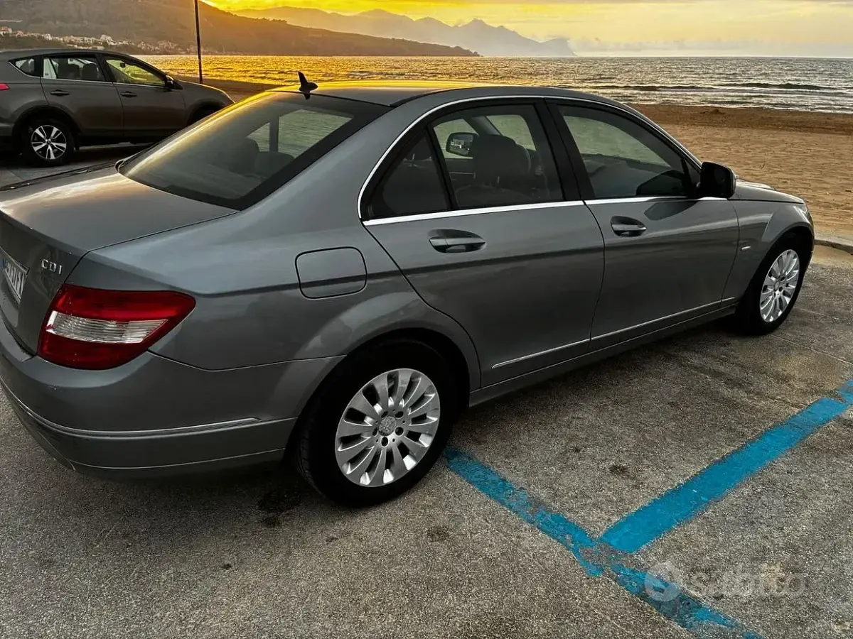 Usata Mercedes C220 Elegance 170 CV (125 kW) 2008 Grigio Berlina