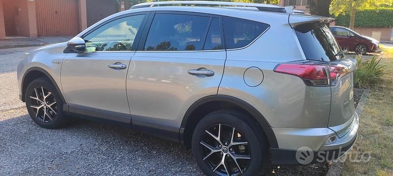 Usata Toyota RAV4 Hybrid Style 197 CV (144 kW) 2017 Argento SUV