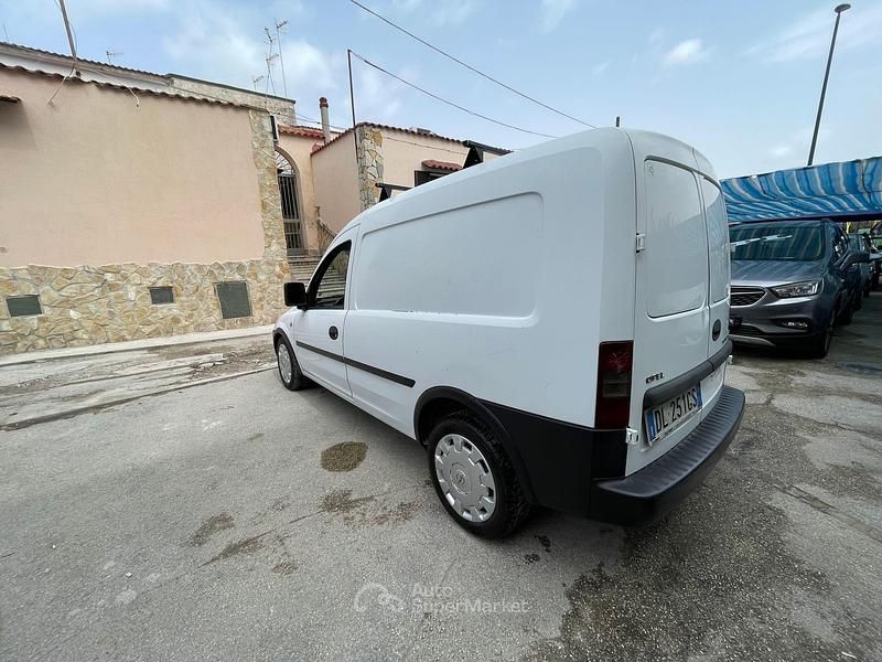 Usata Opel Combo 101 CV (74 kW) 2008 Bianco Monovolume