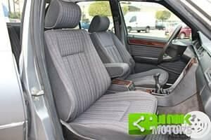 Usata Mercedes E200 Elegance 136 CV (100 kW) 1994 Argento pastello Berlina