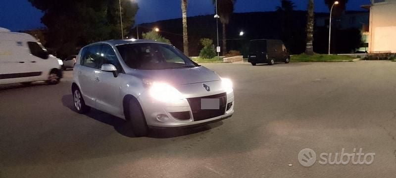 Usata Renault Scénic III 130 CV (95 kW) 2011 Grigio Monovolume