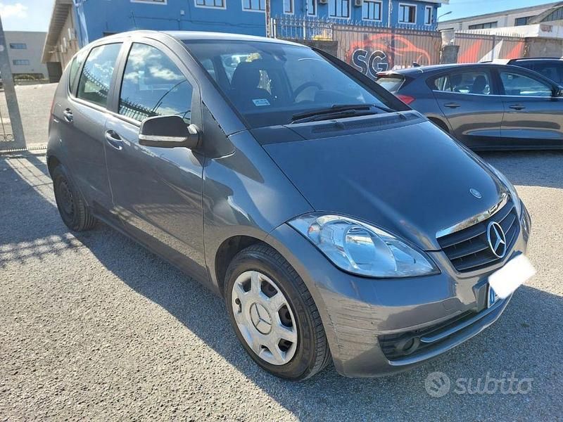 Usata Mercedes A180 109 CV (80 kW) 2011 Grigio scuro metallizzato Berlina