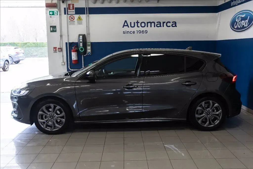 Usata Ford Focus ST-Line 125 CV (91 kW) 2023 Grigio metallizzato Berlina