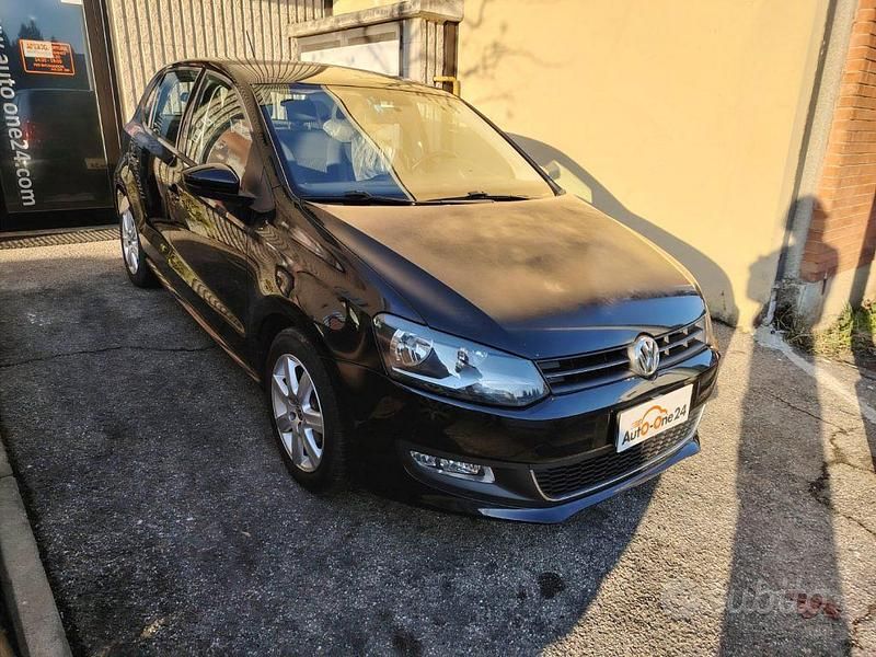 Nero cinema metallizzato Usata 2011 VW Polo Highline Tre volumi | 3800 € (Buon prezzo) - Immagine 1/4
