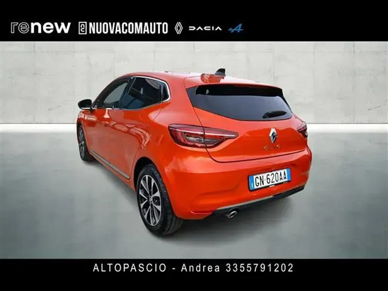 Usata Renault Clio Intens 90 CV (66 kW) 2023 Arancione Utilitaria