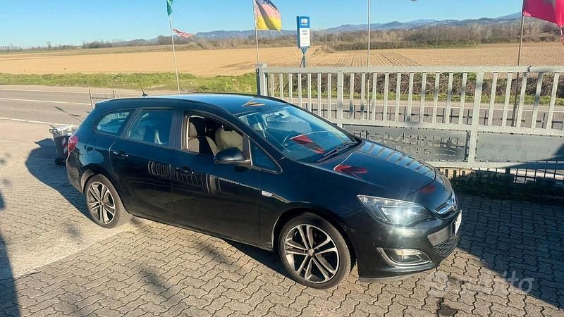 Usata Opel Astra 140 CV (102 kW) 2013 Nero Station wagon