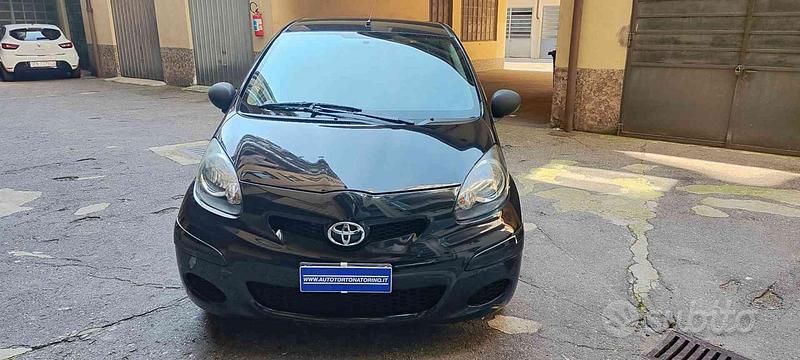 Usata Toyota Aygo Connect Style 68 CV (50 kW) 2011 Nero pastello Utilitaria