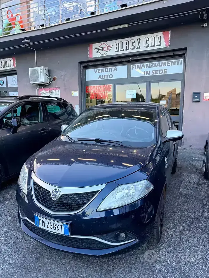 Usata Lancia Ypsilon Gold 69 CV (50 kW) 2017 Bluazzurro Utilitaria