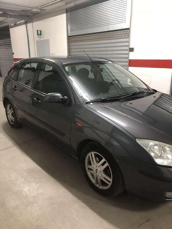 Usata Ford Focus Zetec 116 CV (85 kW) 2002 Grigio Berlina