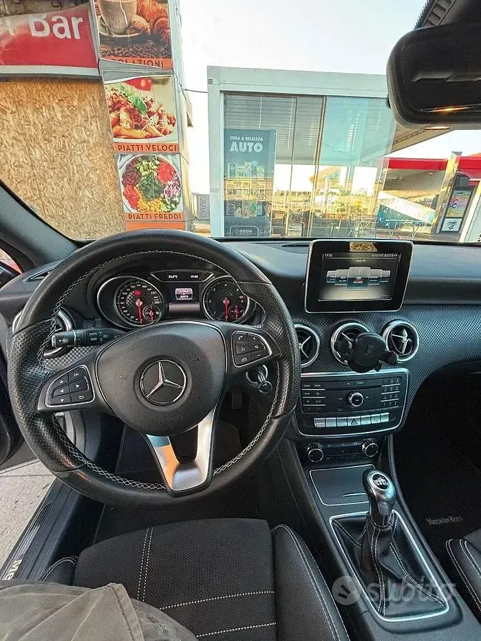 Usata Mercedes A180 Urban 109 CV (80 kW) 2017 Grigio Utilitaria