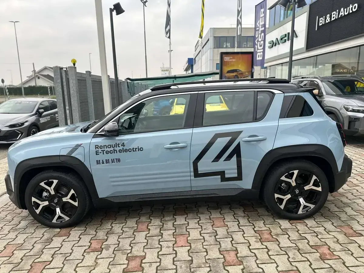 Usata Renault 4 E-Tech Komfort 77 kW (106 CV) 2025 Blu celeste + tetto nero SUV