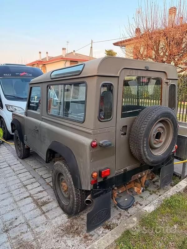 Usado Land Rover Defender 122 HP (89 kW) 2000 Verde Carrinha